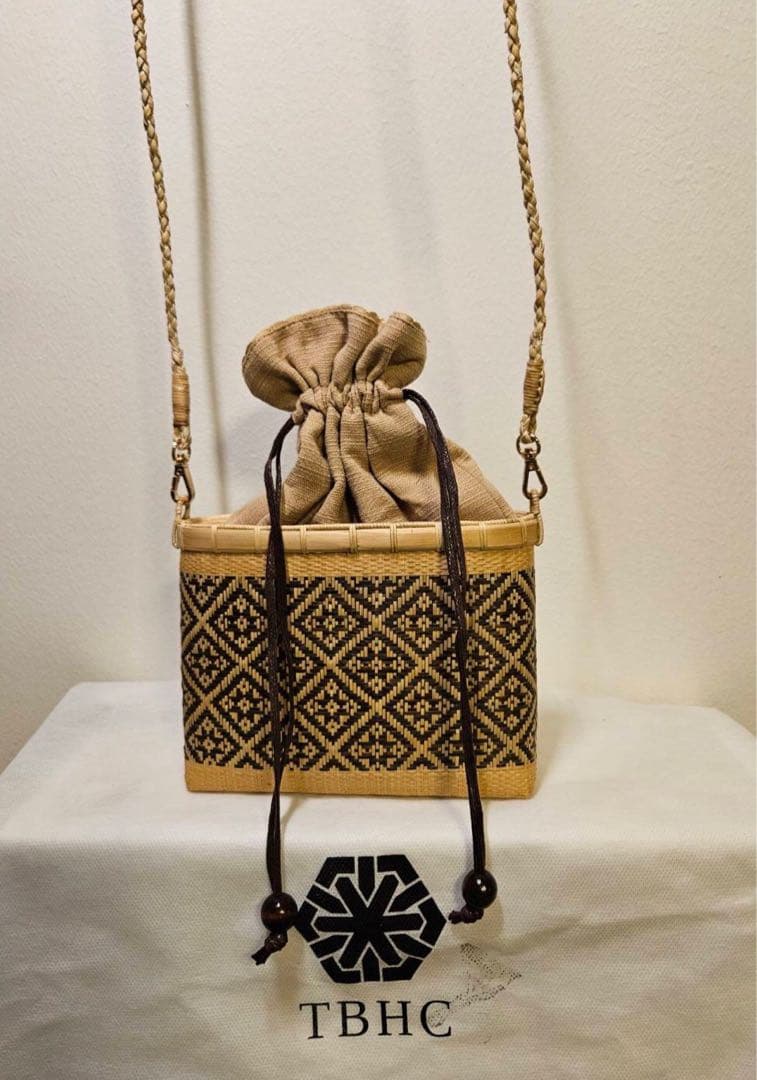 タイ王室御用達　プラニー工房　伝統工芸　竹細工バッグ・ポシェット型(黒茶柄)