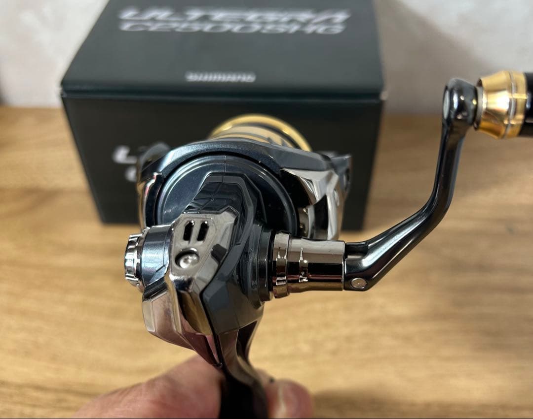 シマノ25アルテグラC2500SHG ゴメクサスハンドルノブ　純正ハンドルノブ付