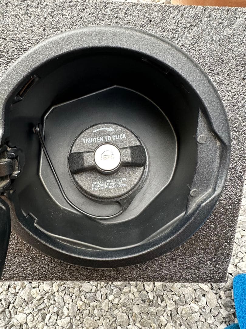 ジープ　jlラングラー　MOPAR FUEL FILL フューエルカバー