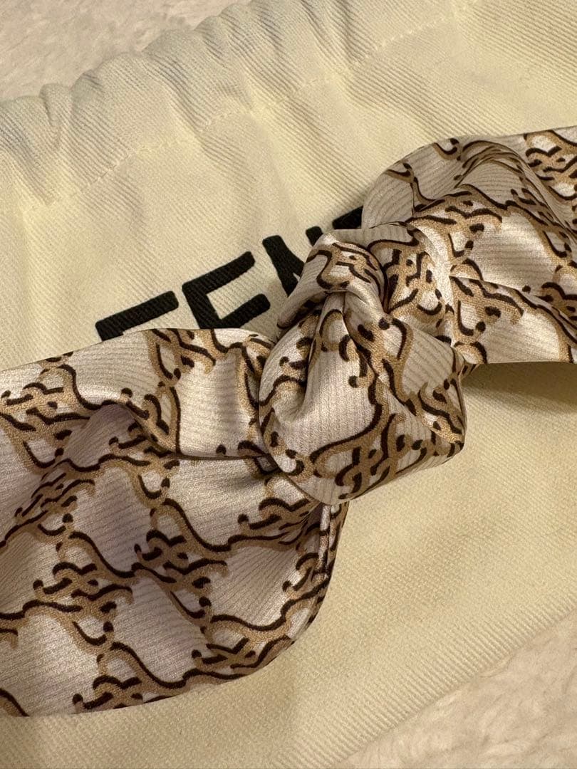 美品　FENDI ロゴリボン型ヘアバレッタ