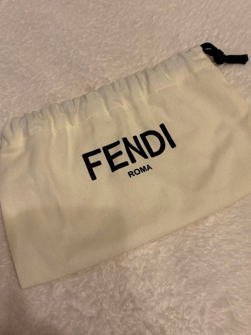 美品　FENDI ロゴリボン型ヘアバレッタ