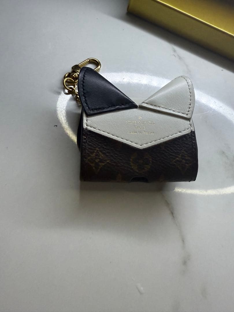 【ルイヴィトン】　チャームiPhoneイヤホン入れ