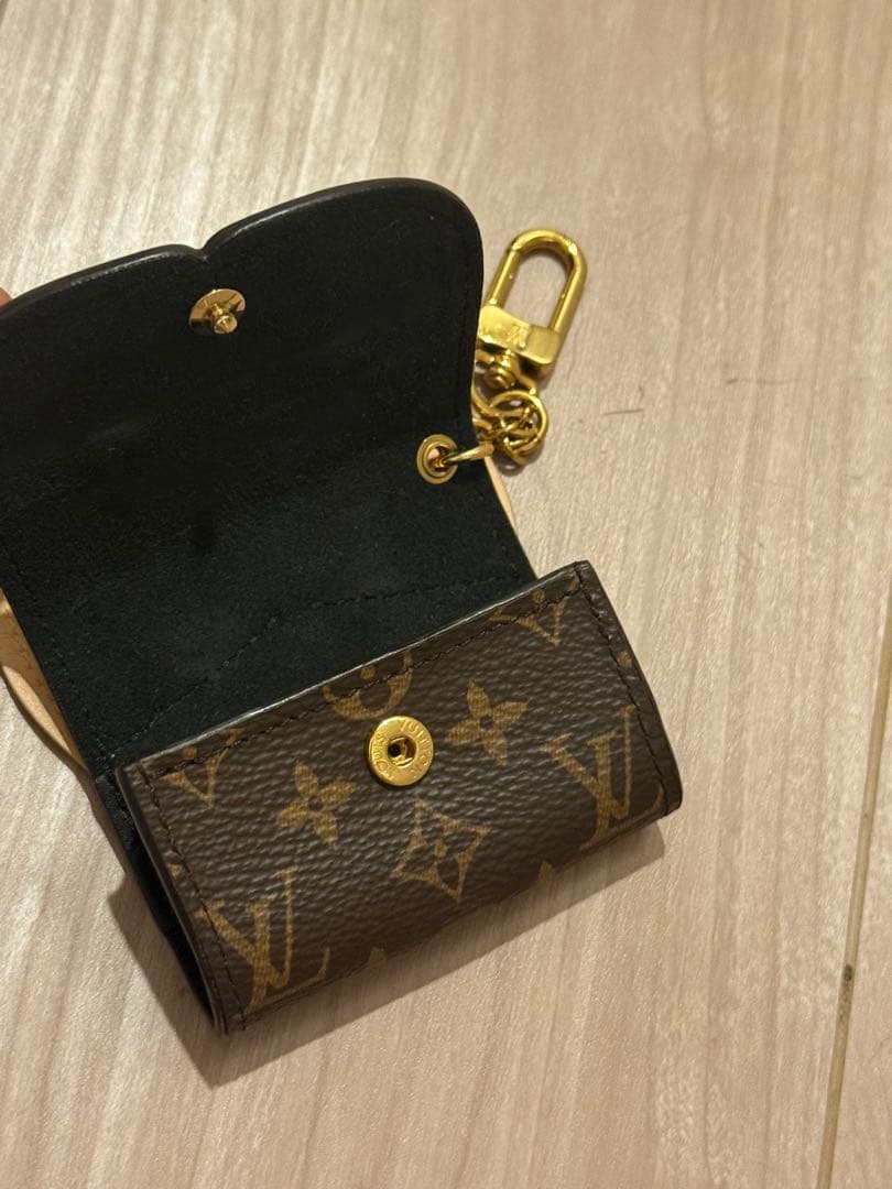 【ルイヴィトン】　チャームiPhoneイヤホン入れ