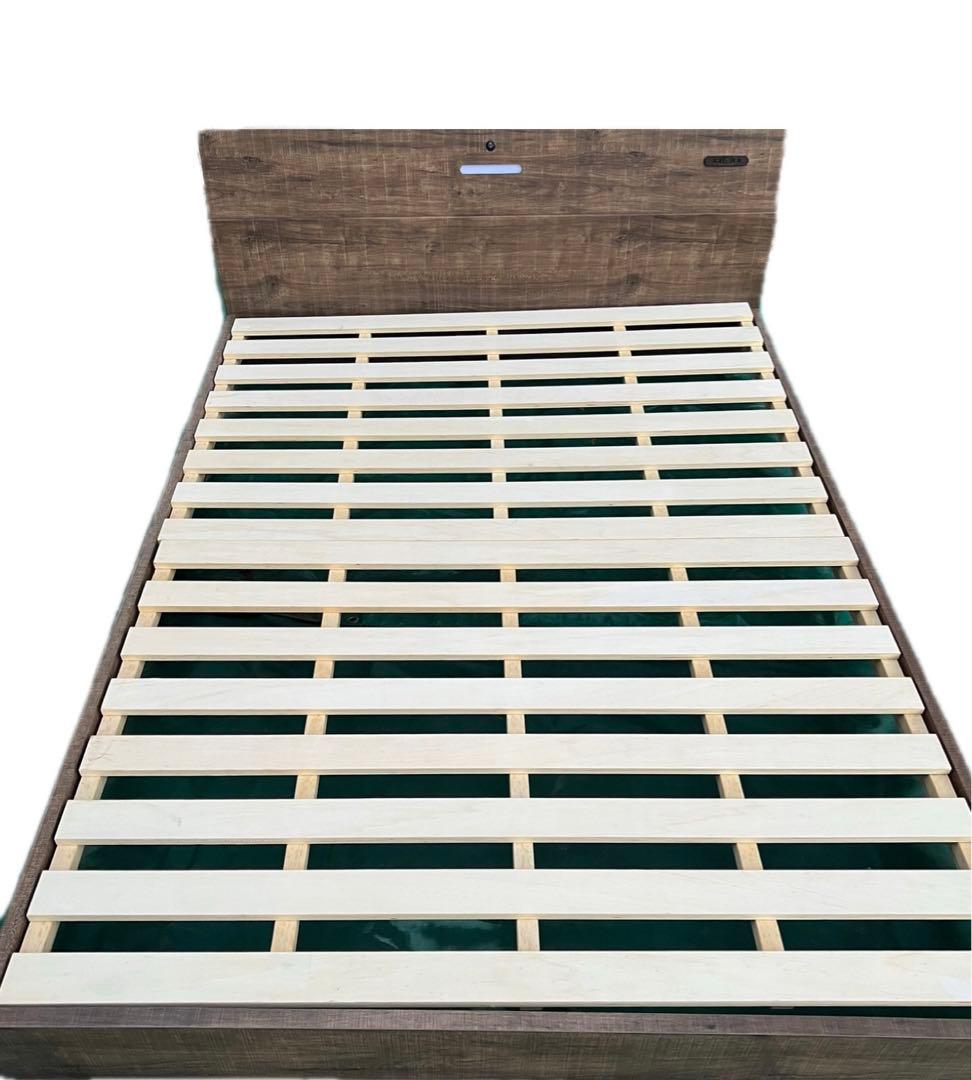 ダブルサイズのベッドフレームとマットレス セット 、コンセント付きで便利。