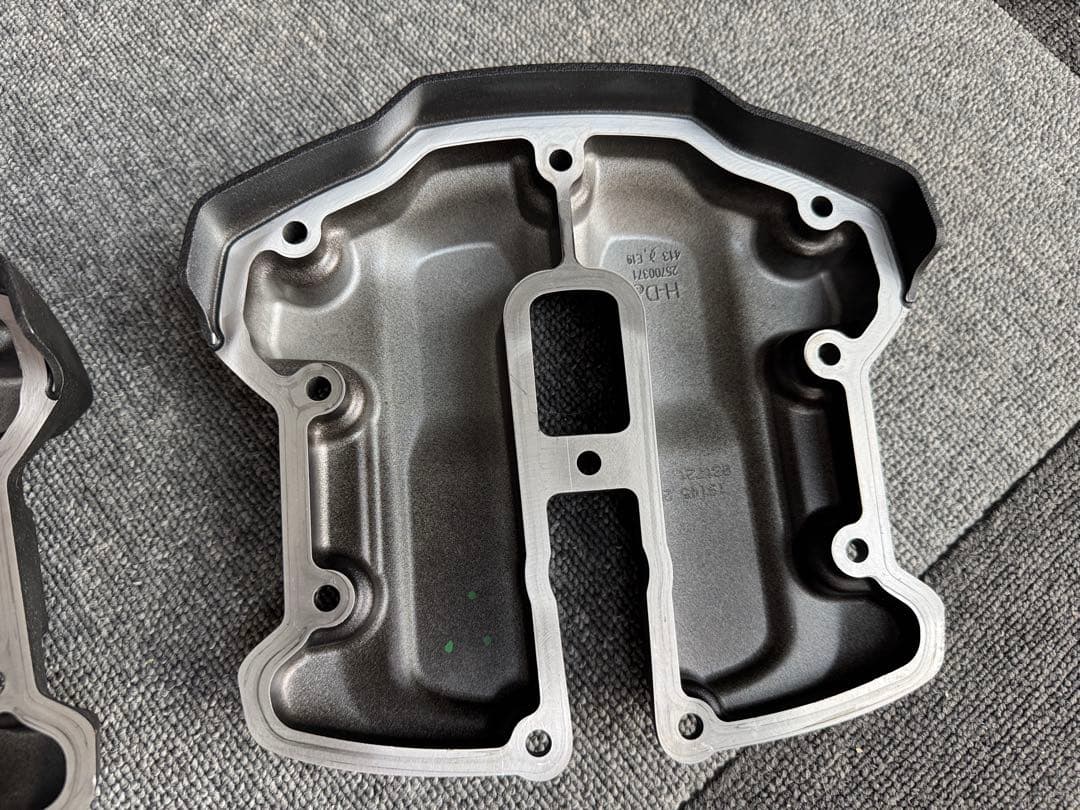 純正 ハーレー M８ ミルウォーキー　ロッカーカバー　黒