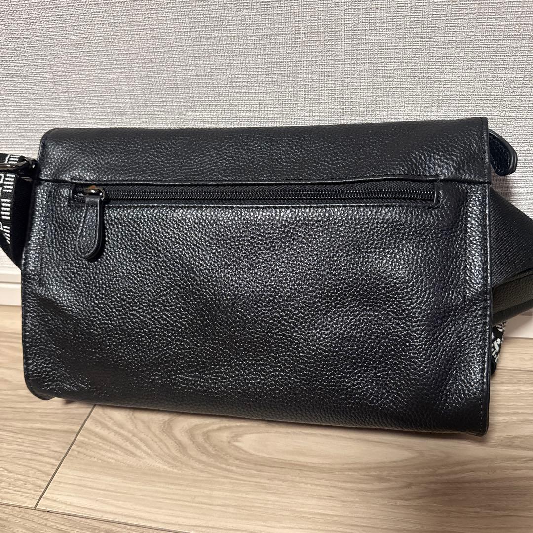 イアパピヨネ 幾何学柄　ワイドテープショルダーバッグ ボディバッグ 本革