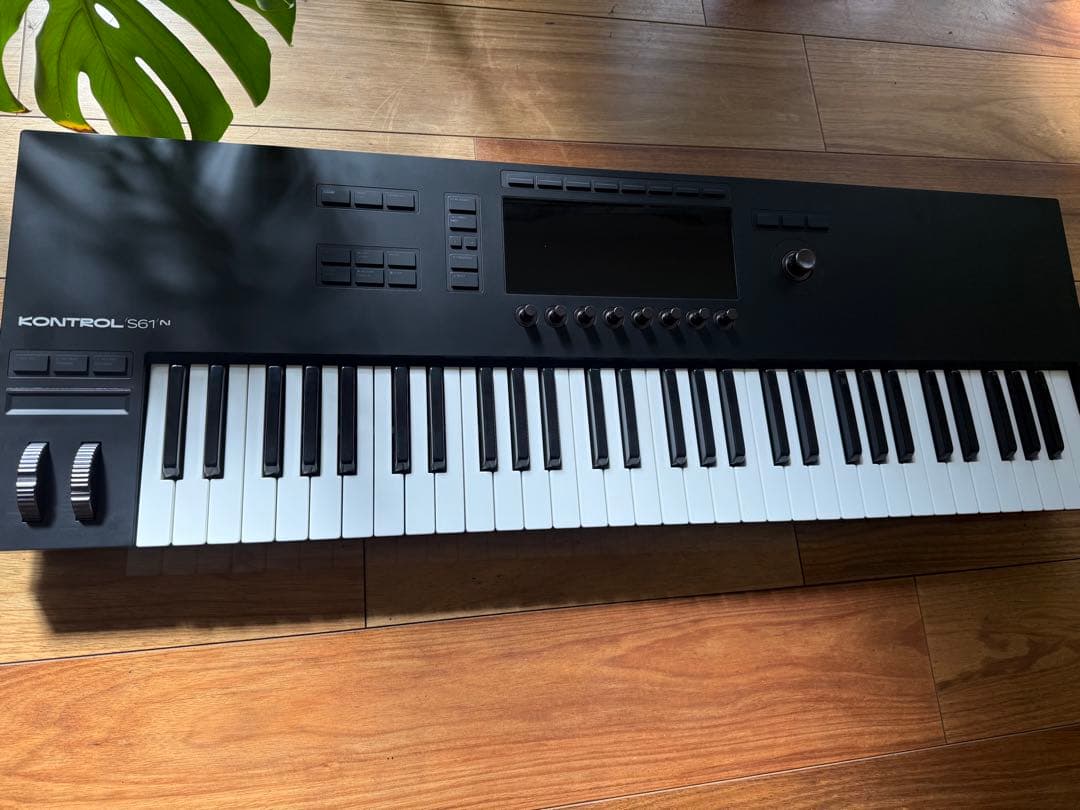 新品同様品　KONTROL S61 MIDIキーボード