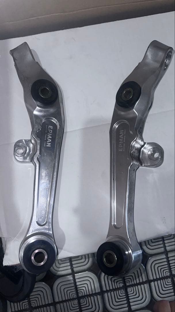 z33 フロントロアアーム