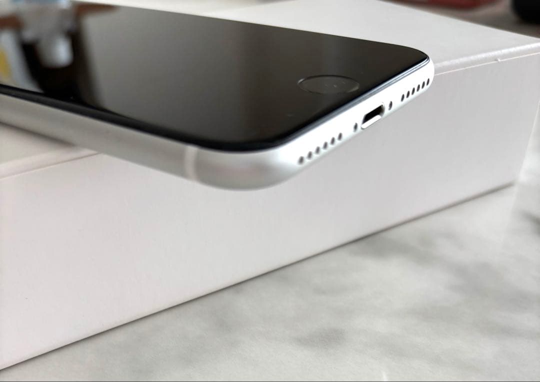 【極上美品】付属品未使用 iPhoneSE2 第二世代　ホワイト SIMフリー