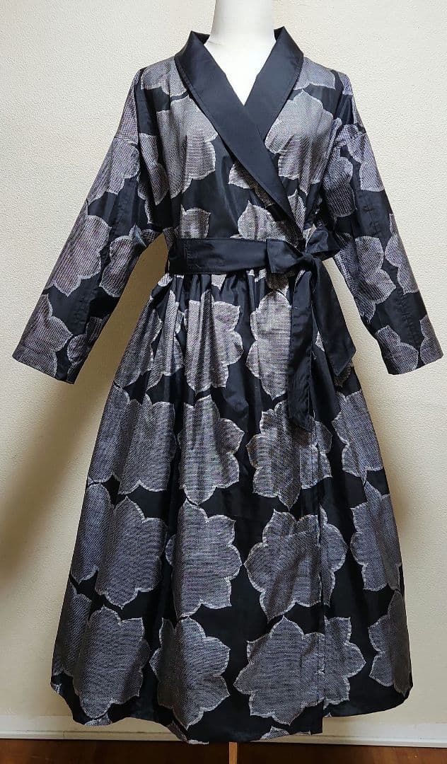 正絹黒地に大柄の白織模様の7マルキ大島紬リメイク黒へちま衿カシュクールワンピース