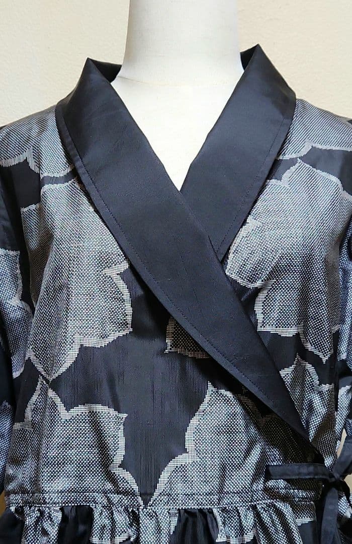 正絹黒地に大柄の白織模様の7マルキ大島紬リメイク黒へちま衿カシュクールワンピース