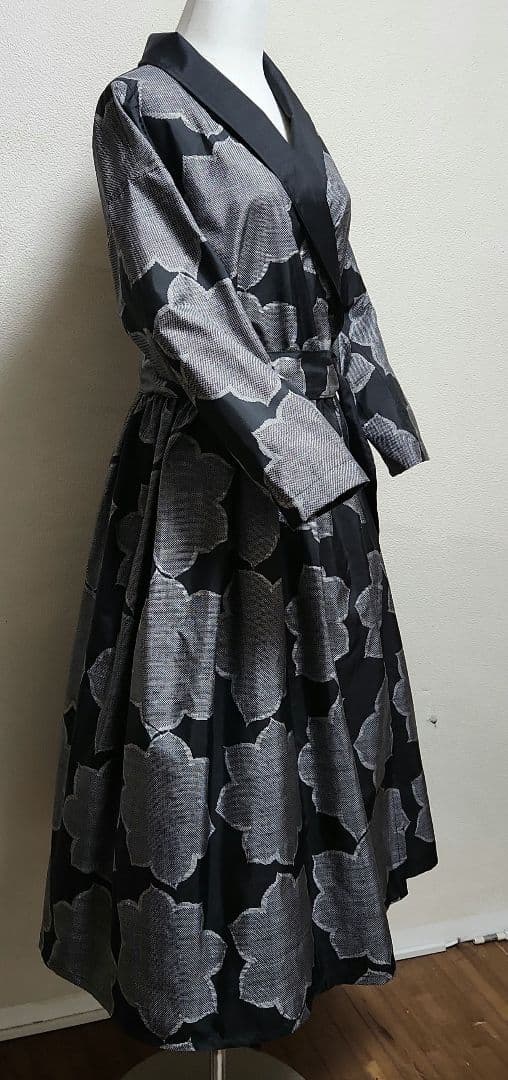 正絹黒地に大柄の白織模様の7マルキ大島紬リメイク黒へちま衿カシュクールワンピース