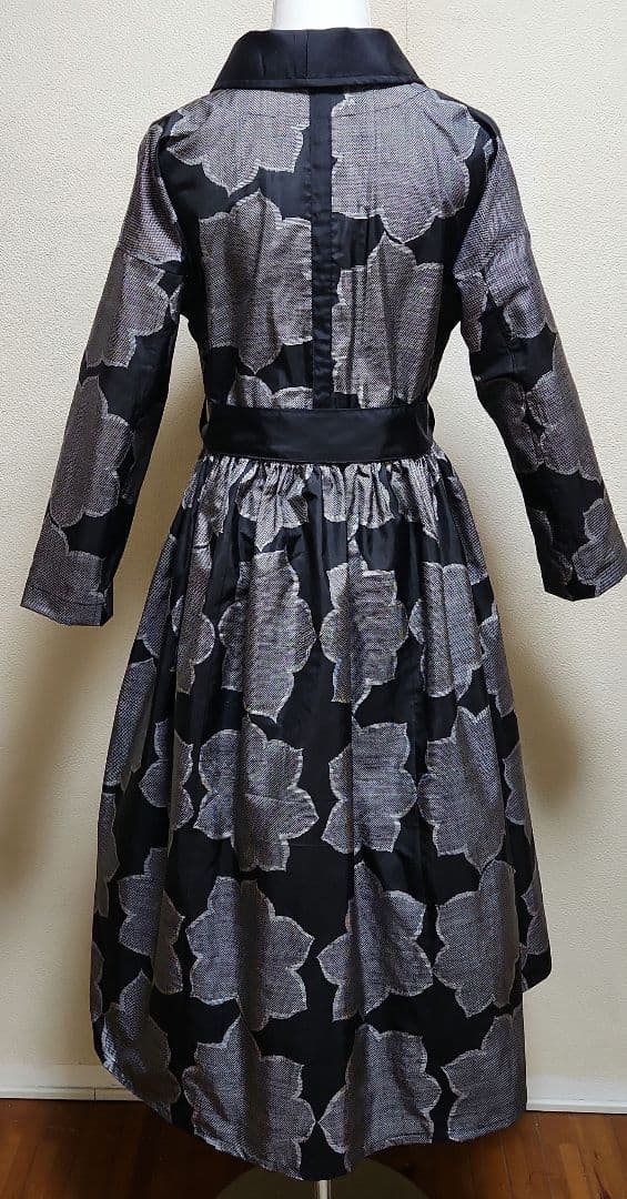 正絹黒地に大柄の白織模様の7マルキ大島紬リメイク黒へちま衿カシュクールワンピース