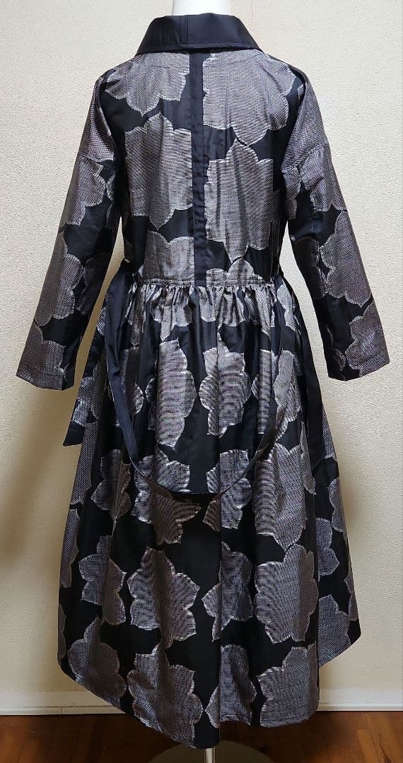 正絹黒地に大柄の白織模様の7マルキ大島紬リメイク黒へちま衿カシュクールワンピース