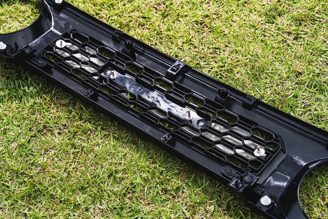 ジャンボ‼️ジムニー シエラ ノマド グリル未塗装 ジャンボエンブレム ブラック①