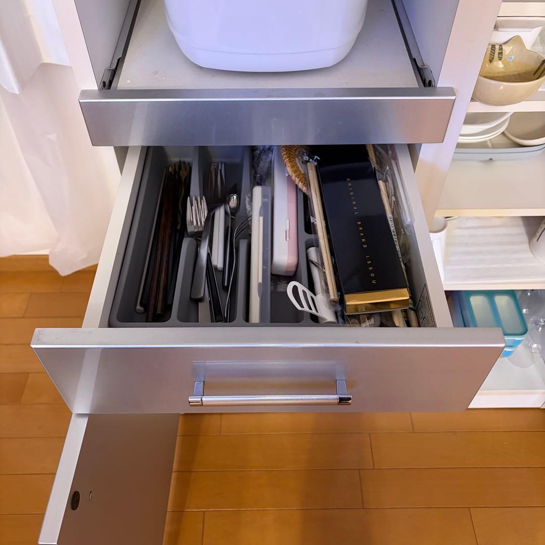 シルバー食器棚・キッチンカウンター