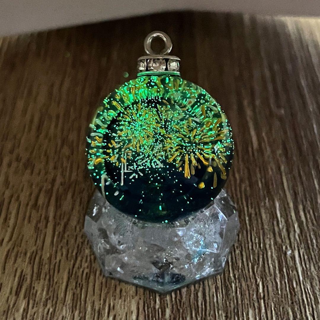 【ハンドメイド】157.水面に映る花火　25mm 【蓄光・台座付き】