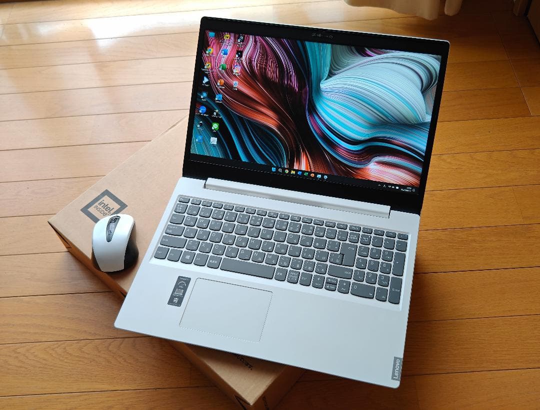 Lenovoスリムなノートパソコン