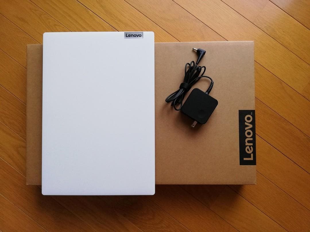 Lenovoスリムなノートパソコン