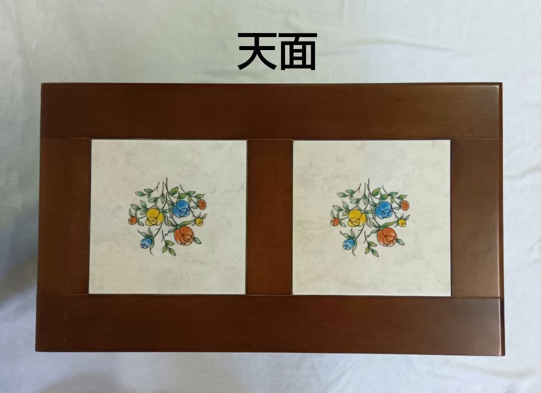 洋風箪笥　レトロ家具　木製チェスト　引出し4段　洋たんす　飾りタイル　タンス