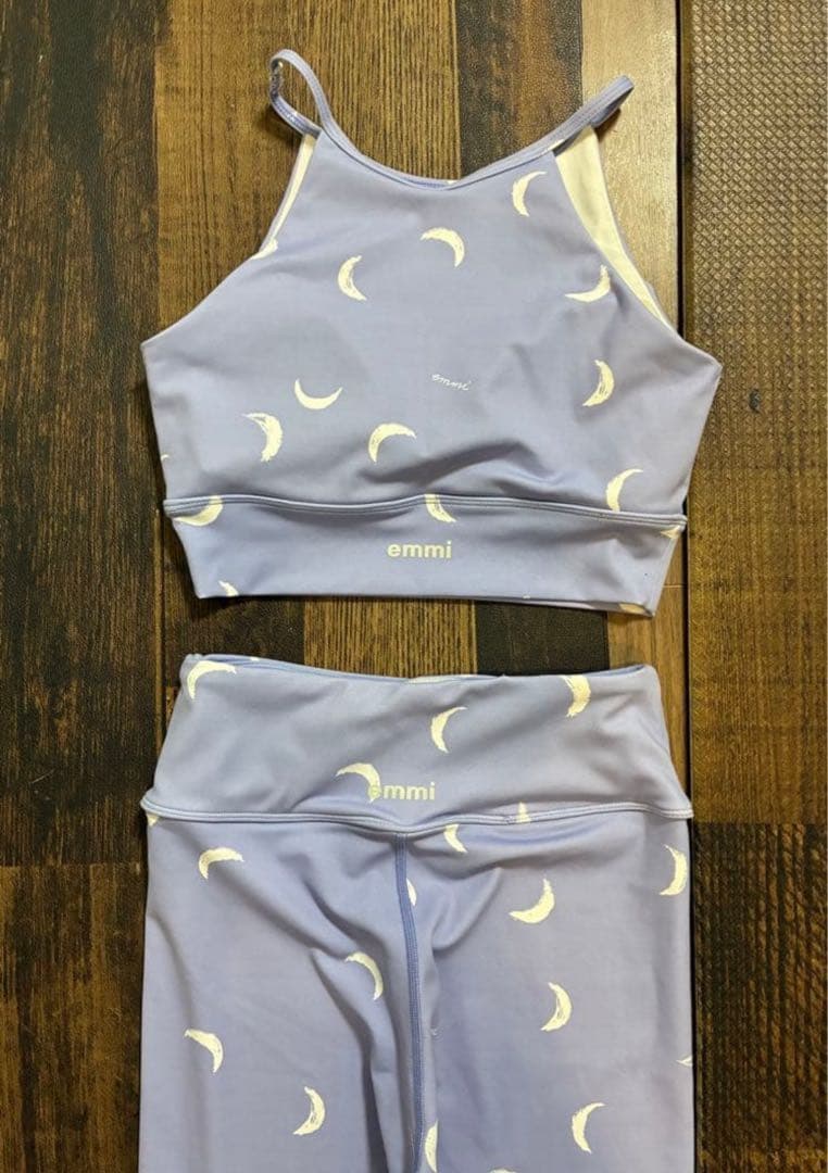 新品同　emmi yogaエミヨガ　ヨガウェア　ラベンダー×月柄　ペイントタッチ
