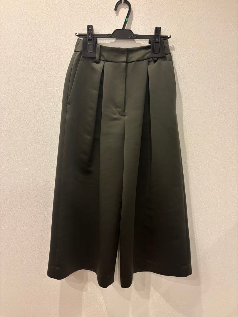 coco　heve サテンフレアガウチョパンツ カーキ