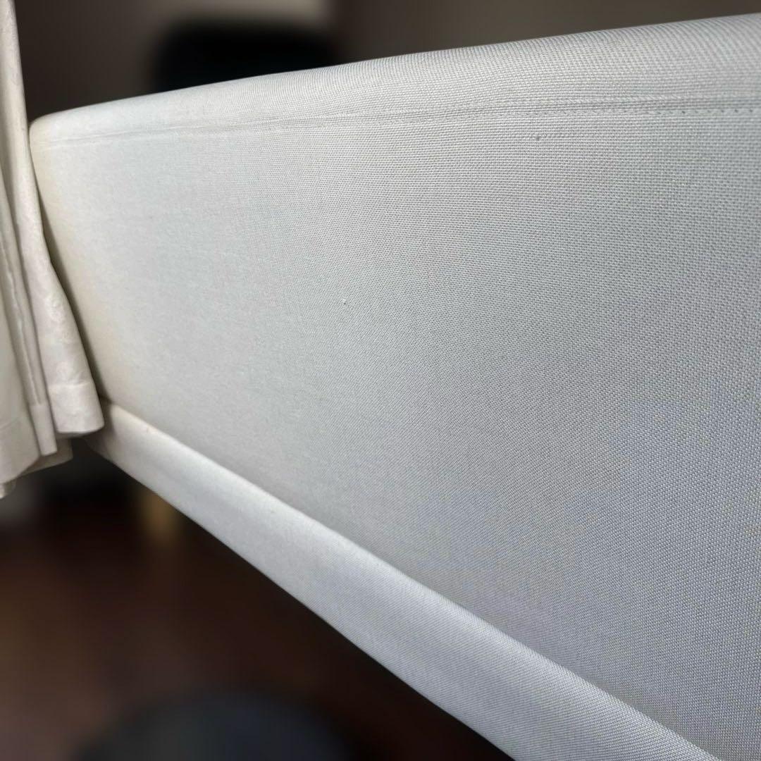 LOWYA アイボリーのボタン付き2人掛けソファ