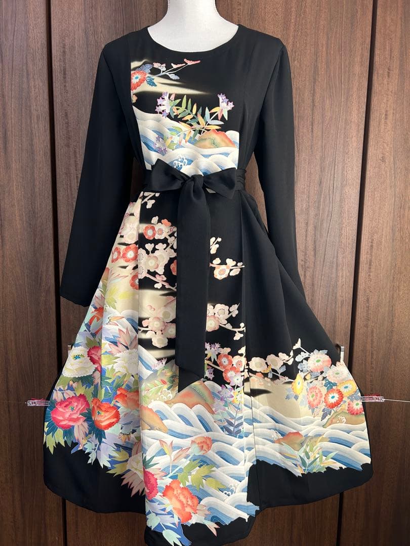 着物リメイク　黒留袖 正絹　ワンピース　花柄模様 ウエストリボン付き