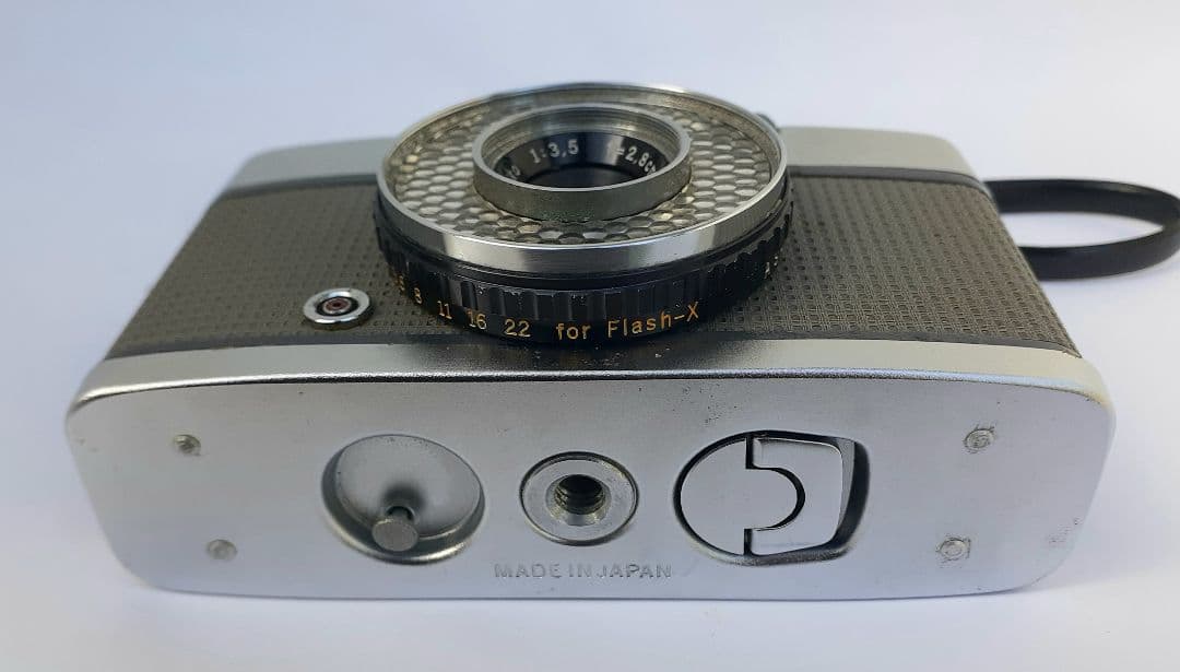 簡単EE撮影、フィルムが２倍に使えるハーフカメラの決定番「オリンパス・ペンEE」