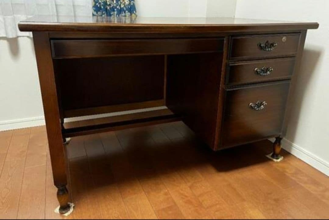 ​【関東圏限定お届け】 karimoku カリモク コロニアル調 書斎机 鍵付