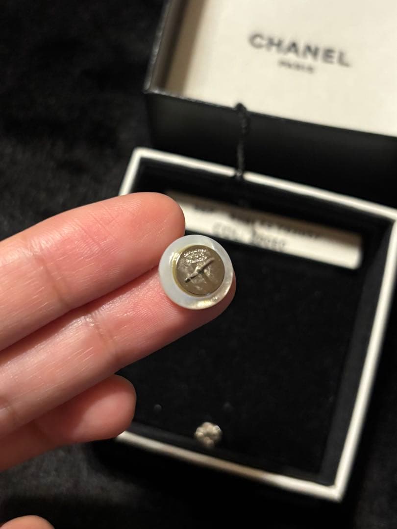 CHANEL 片耳用ピアス ホワイト