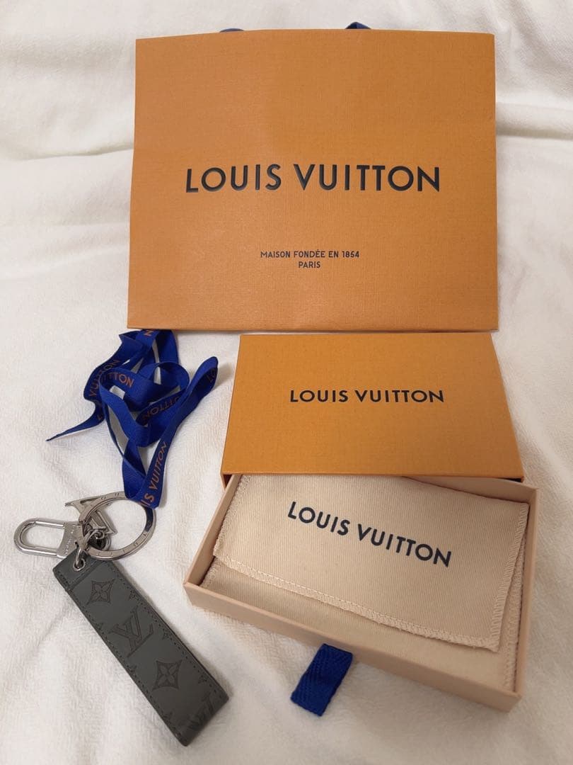 LOUIS VUITTON グレー キーホルダー