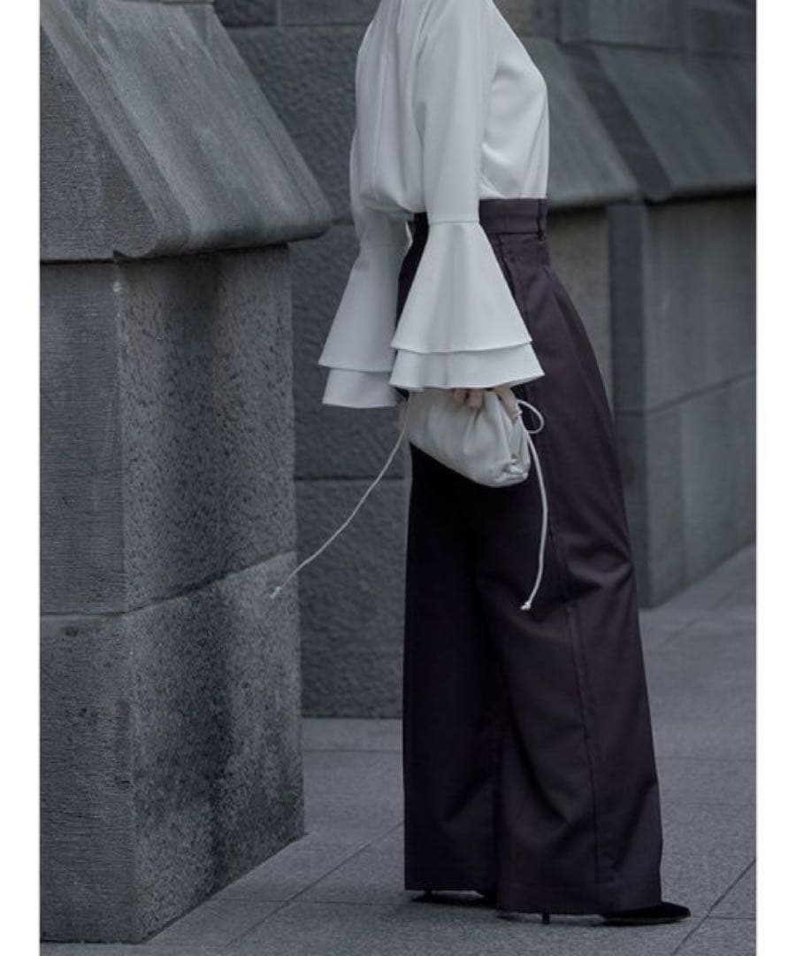 新品同様　アニュアンス　anuans 白　ラッフルスリーブブラウス