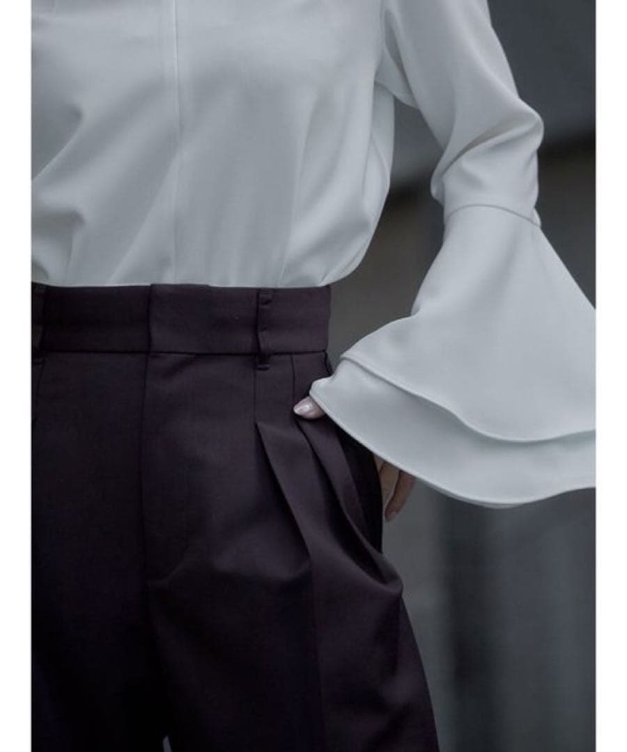 新品同様　アニュアンス　anuans 白　ラッフルスリーブブラウス