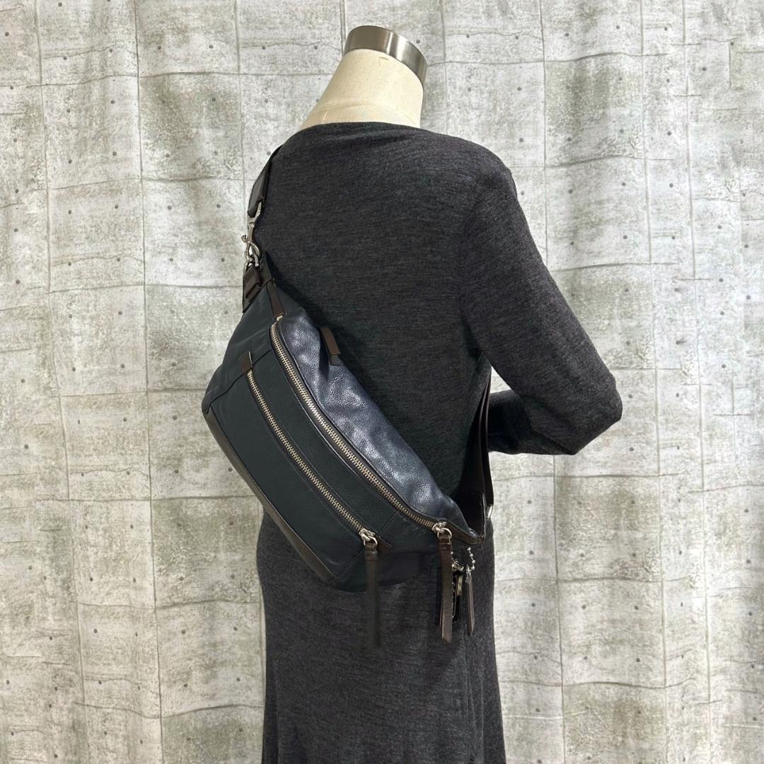 COACH コーチ トンプソン ボディバッグ スリングバッグ シボ革 ロゴ型押し