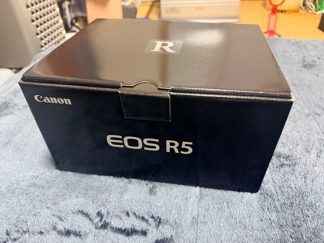 キャノン　CANON EOS R5ボディ