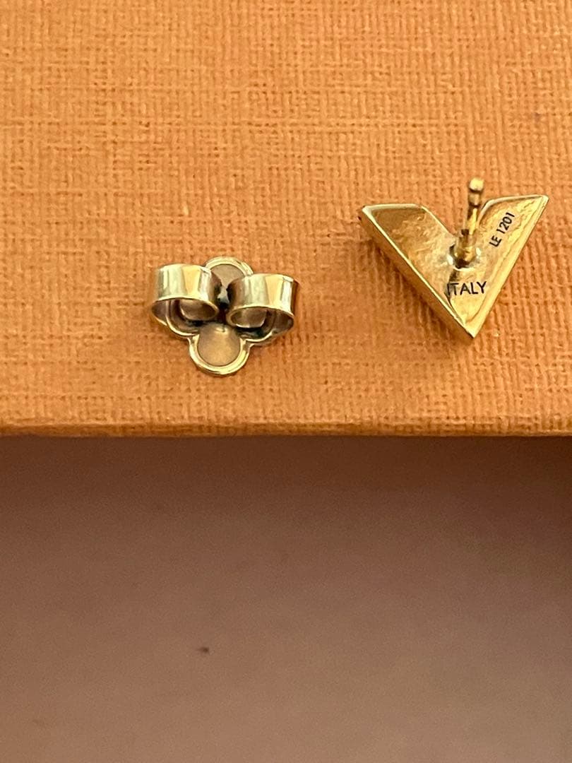 LOUIS VUITTON V字型ピアス(エッセンシャル片耳用)