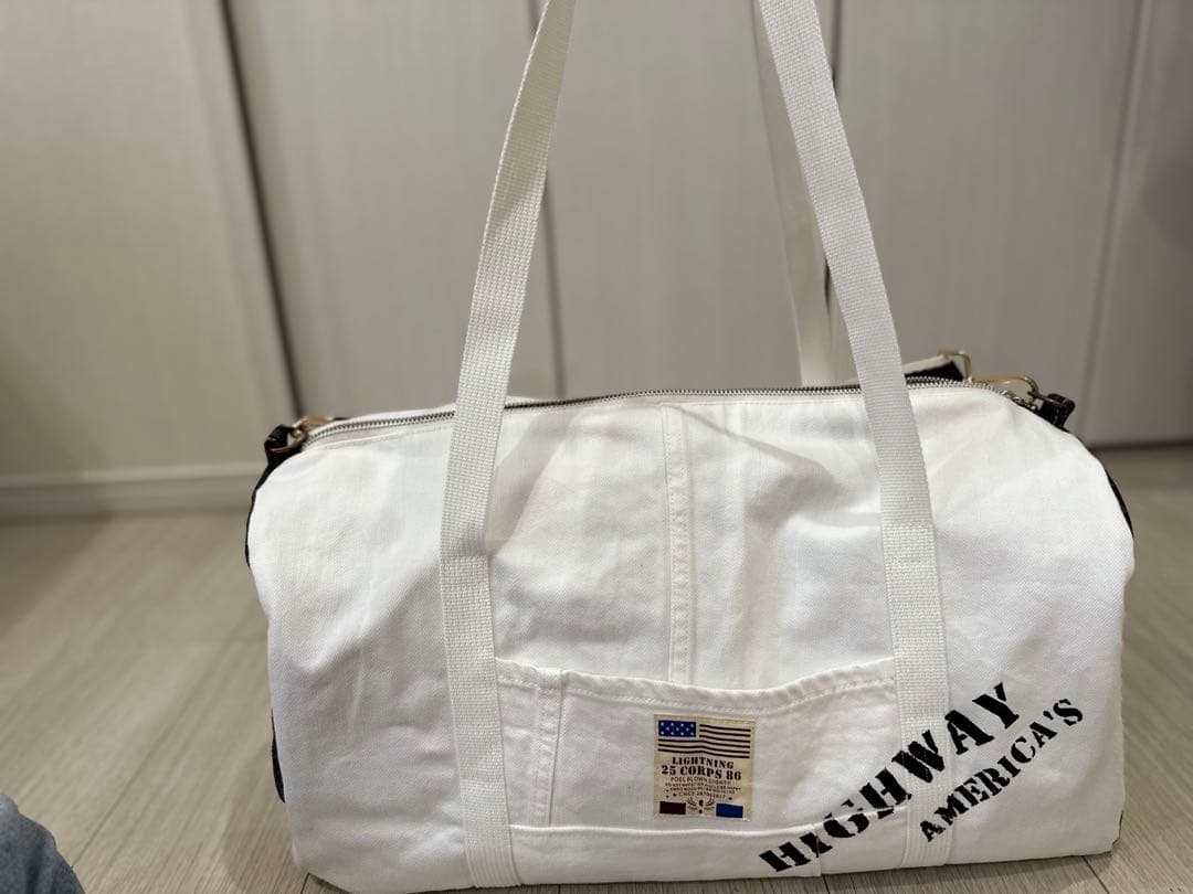 トラベルボストンバック　スポーツ、白色、デニムリメイクバック、パッチワークラグ