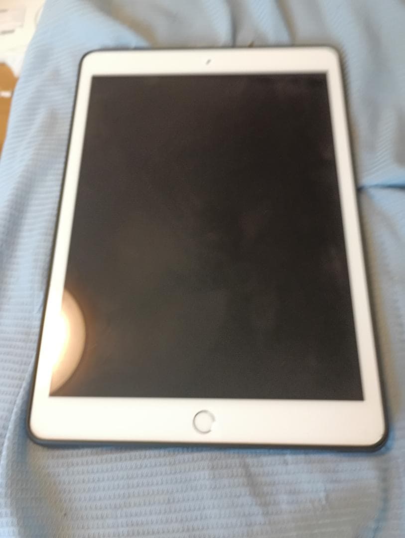 iPad 7世代 32GB (最新のiPadOS 18.6) 本体、良品