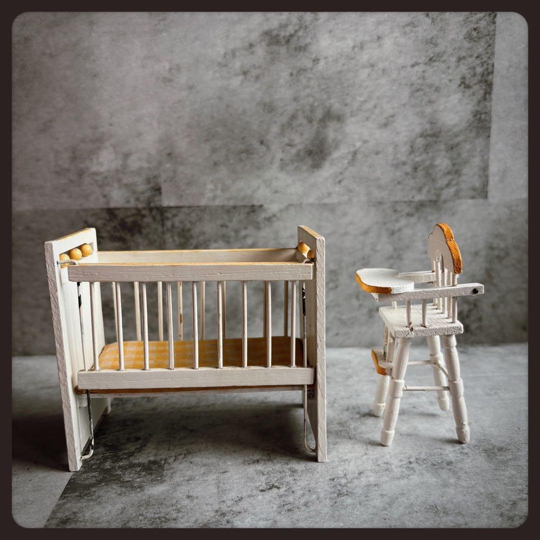 オールドヴィンテージ ベビーベッドとベビーチェア ベビービスクドール2体のセット