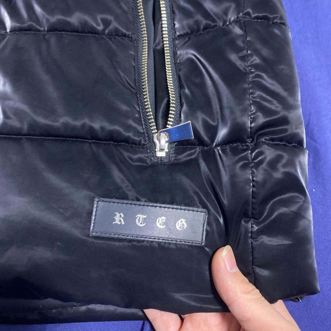 フード付きブラックダウンベスト