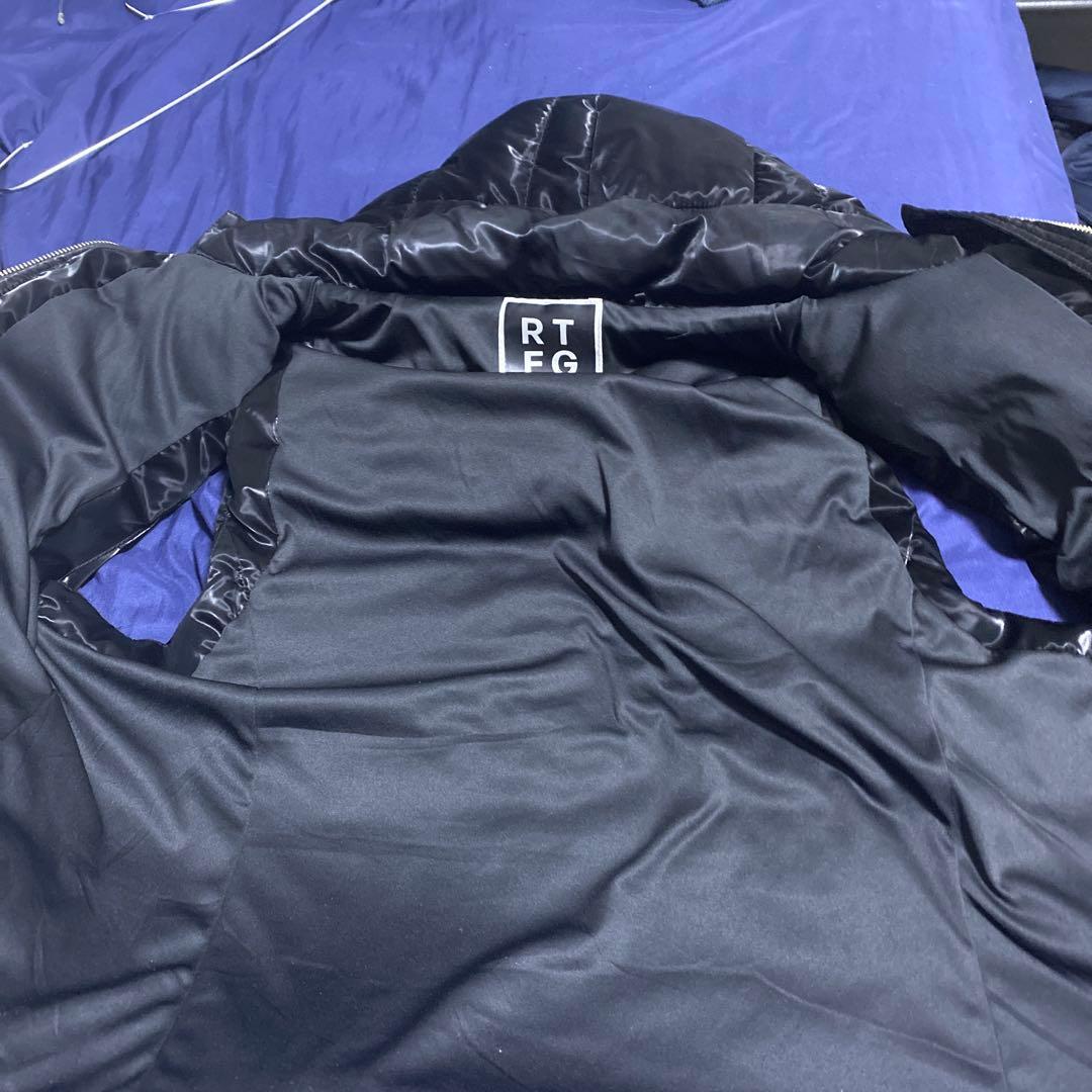 フード付きブラックダウンベスト