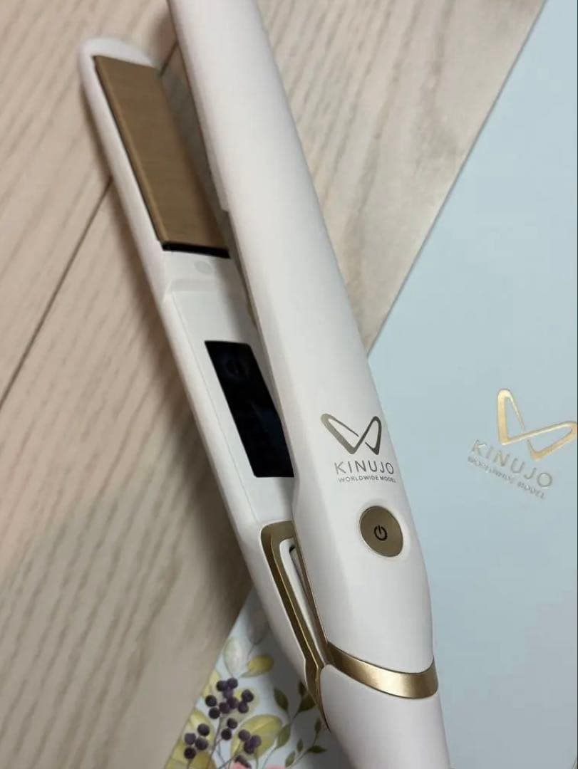 美品⭐️ KINUJO DS200 ストレートヘアアイロン ホワイト 絹女