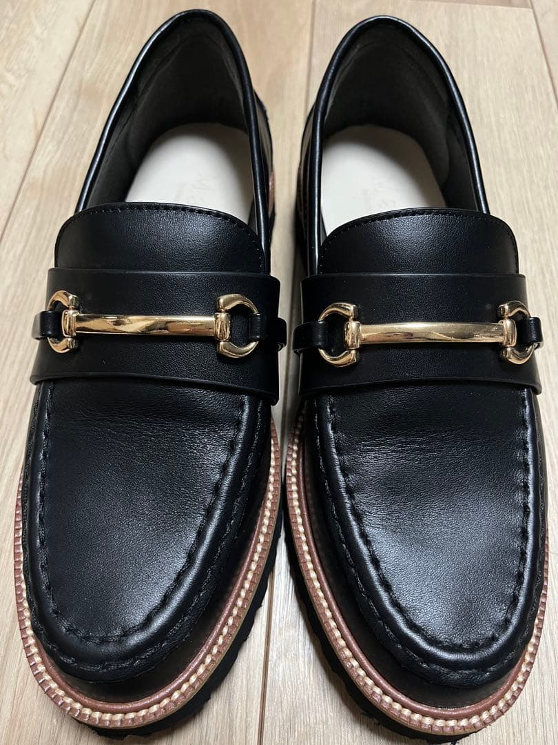 yuu　Mazell ブラック ローファー ゴールドバックル 23.5