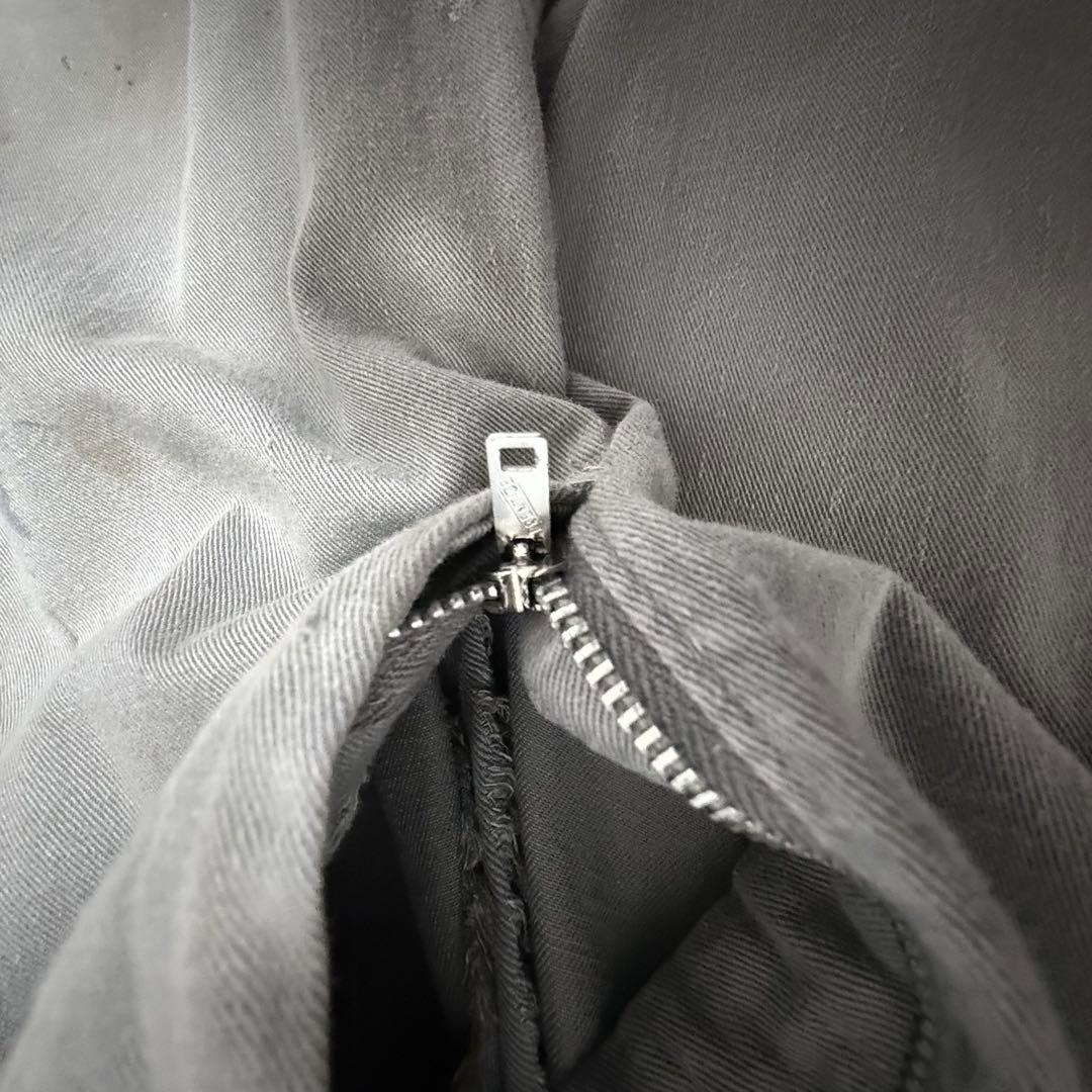 グレー チノパン