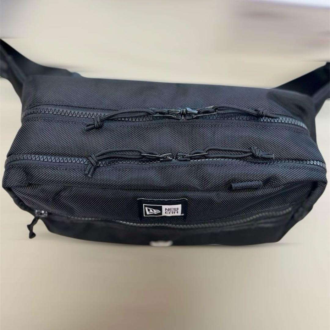 NEW ERA(R) × MARY QUANTスクエア ボディバッグ（ブラック）
