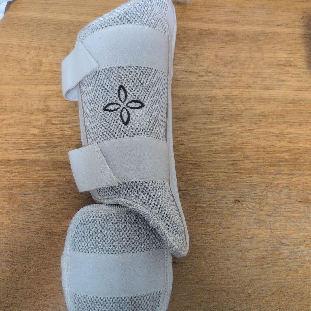 エルボーガード・フットガードセット ホワイト フォースキフト（左打者用）