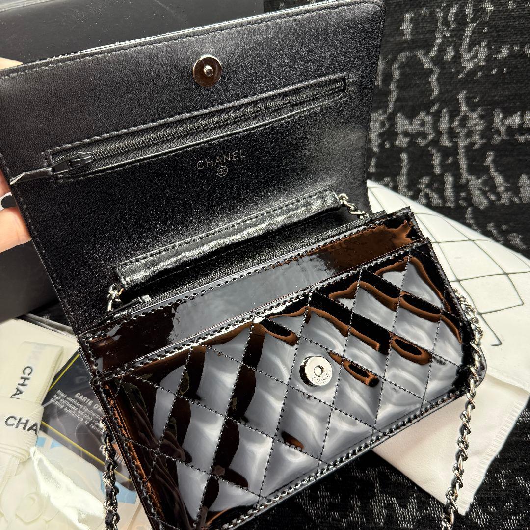 ノベルティ Chanel チェーンウォレット パテントレザー