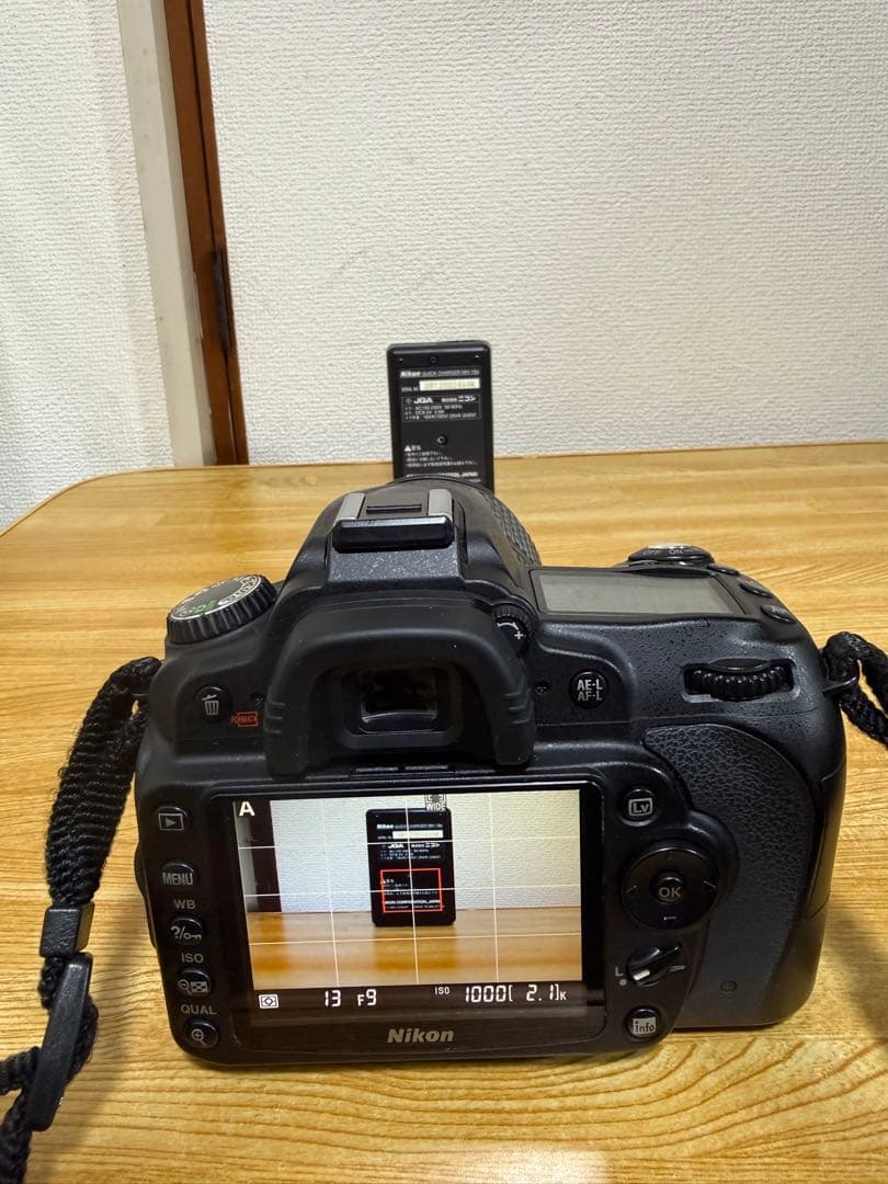 Nikonデジタル一眼レフカメラ、Nikonレンズ付き、液晶ディスプレイ搭載。