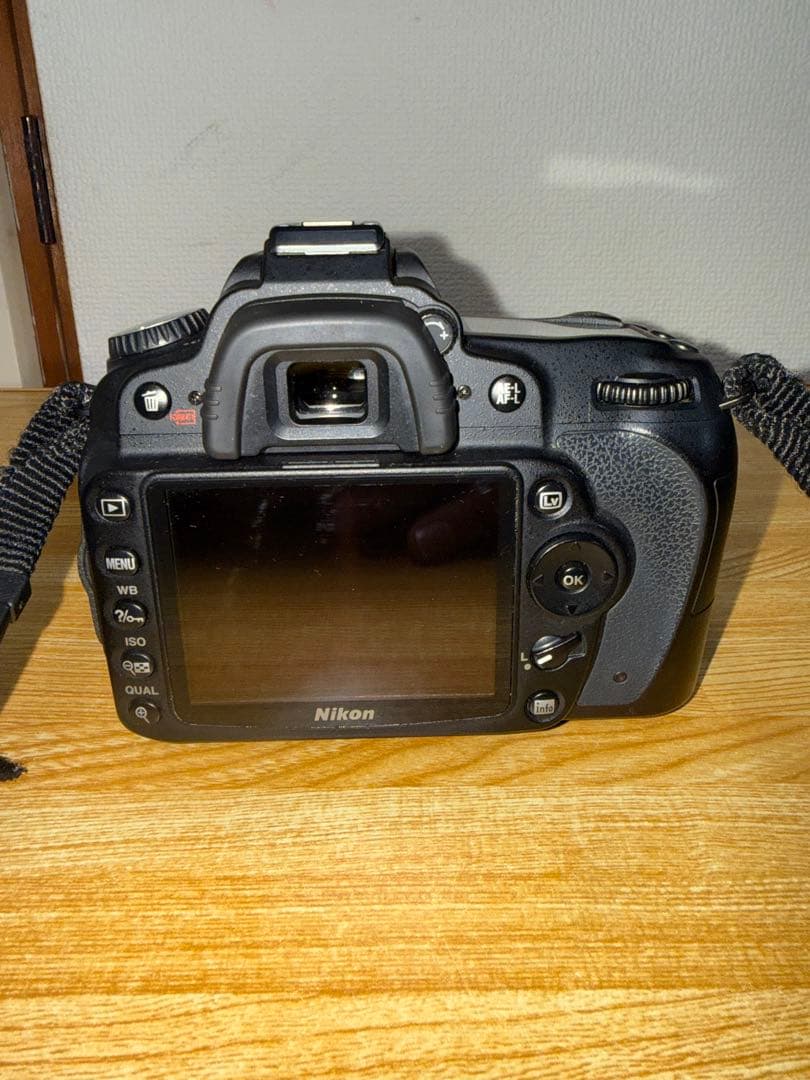 Nikonデジタル一眼レフカメラ、Nikonレンズ付き、液晶ディスプレイ搭載。